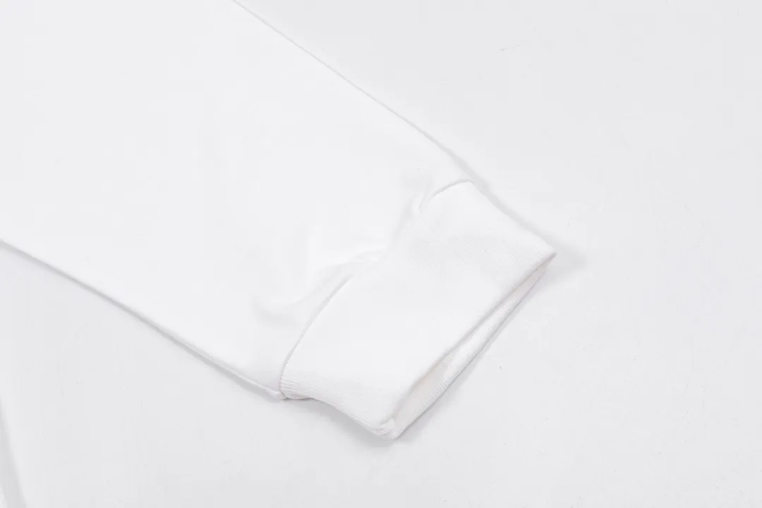 P200 CHROME HEARTS LoGo is fashionable and elegant, with a dropped shoulder style. The fabric is made of 26s double-yarn combed cotton compact spinning yarn with a weight of 280. It is matched with 1*1 Salona rib. The fabric is fermented and has a loose fit. Color: White Size: S～XXL